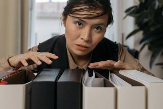 Constituer un dossier de recours Dossier administratif et courriers posés sur un bureau