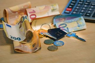 Bulletin de paie et clés d'un logement de fonction posés sur une table